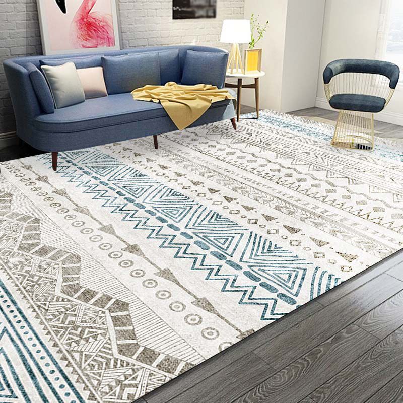 Tapis à imprimé tribal de ton blanc