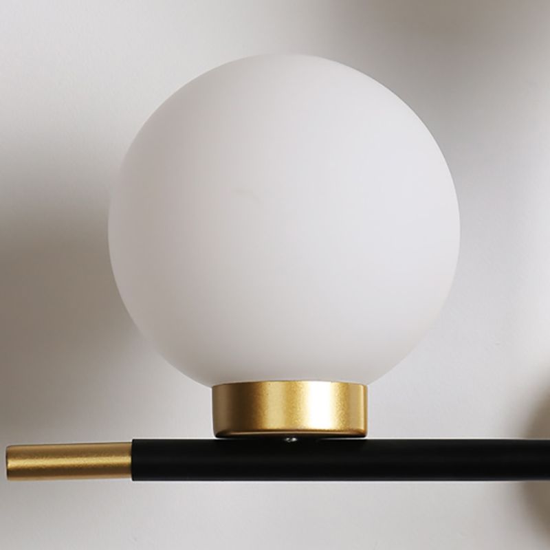 2-Bulb Milky Glass Sconce Lightture Modern Black Double Globe Salon Lampe murale avec conception de croix