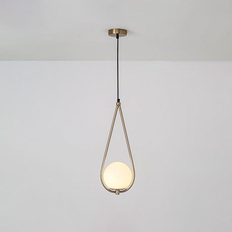 Metall -Tränenhänge Deckenleuchte Minimalismus 1 Glühbirnen -Messing -Abschlussanhänger mit Kugelcreme Glasschatten