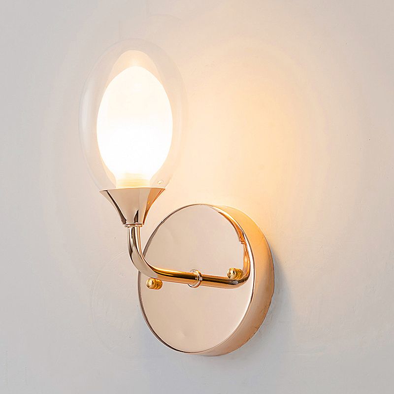 Una luz de pared de bulbo con tono oval