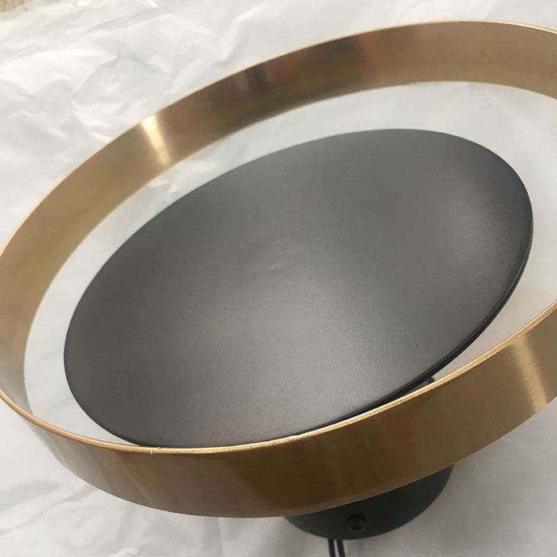 Luce di applique a parete rotonda post-moderna Luce a parete in metallo contratto per camera da letto