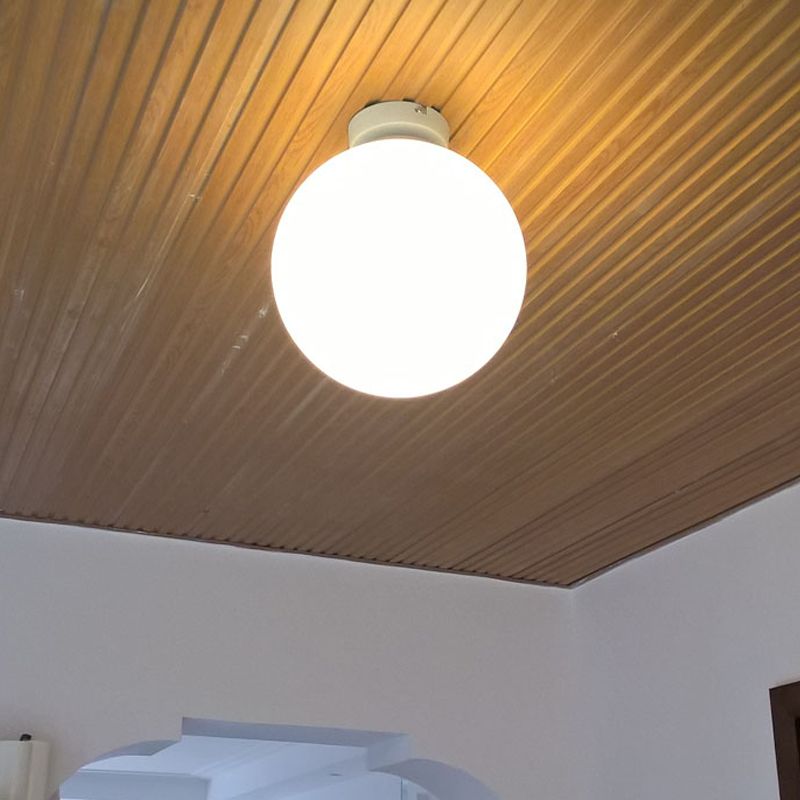 Luz de la plataforma esférica Minimalismo de vidrio blanco 1 Iluminación montada en la pared de bulbo para balcón, 10 "/11.5"/13 "de ancho