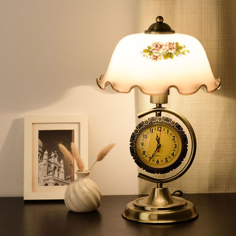 Lampada da tavolo in vetro opale con paralume a scodella, luce notturna pastorale per salotto singolo con braccio a C e orologio in ottone