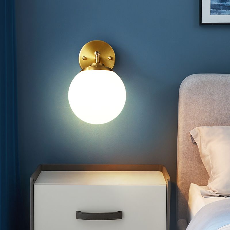 Gouden bol wandlantaarn in moderne eenvoud koper 1-licht wand sconce met matglasschaduw