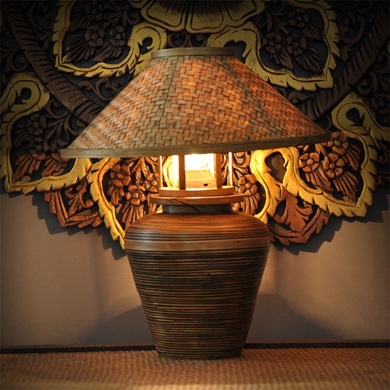 Lampe à lampe de bureau d'urne asiatique 1 Éclairage de tâche à la tête en marron avec une teinte en bambou effilée