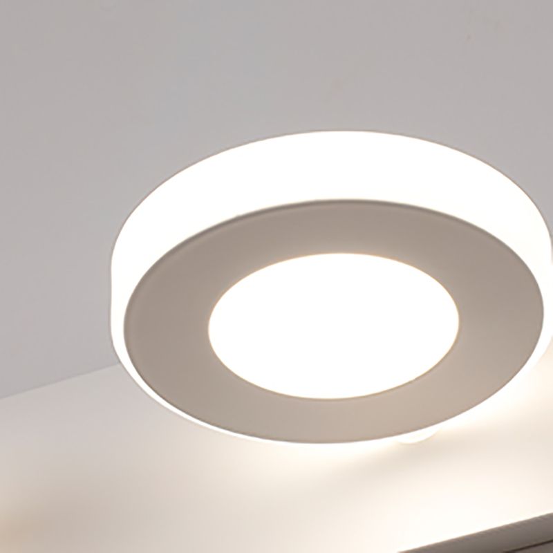 Postmodern Metal Vanity Light Strip White Multi Lights Mperror Light per il bagno