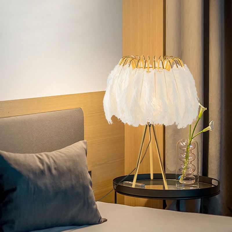 Lumo notturno di piume circolare semplicità 1 leggero lampada da tavolo in oro con treppiede