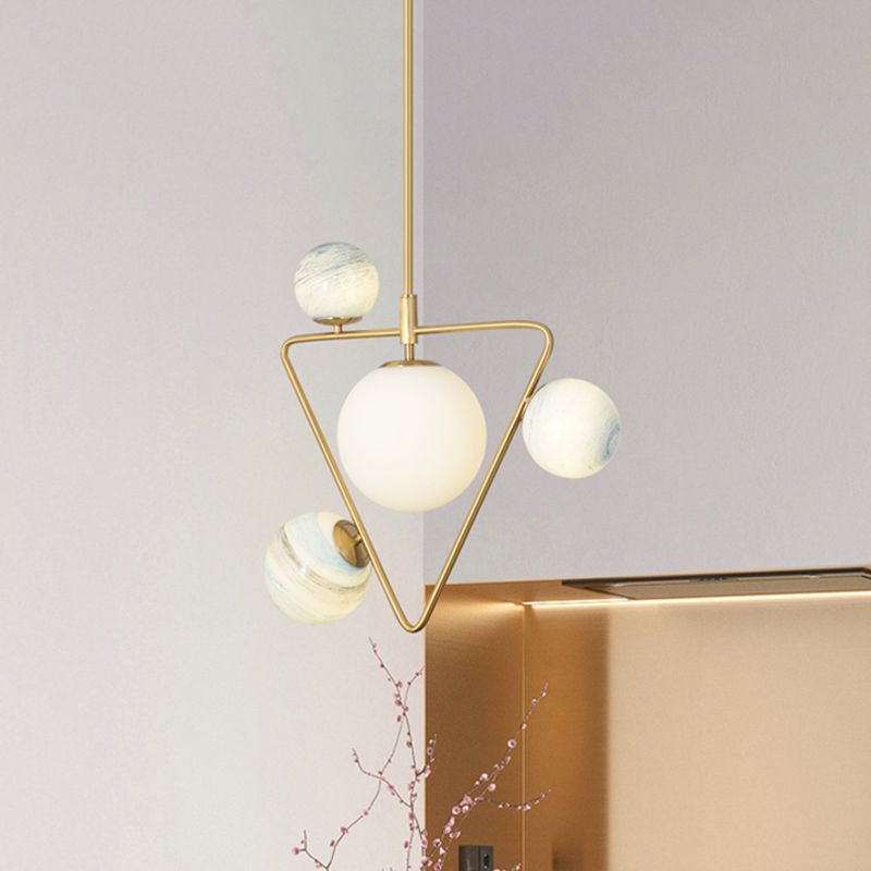 4-head Loft House Kroonluchter Mid Century Gold Pendant Lamp met driehoek ijzeren frame en Orb gekleurde glasschaduw