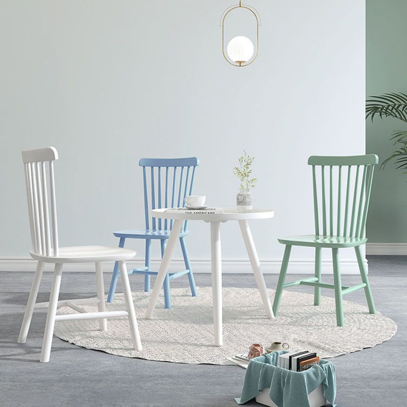 Silla auxiliar escandinava de interior tapizada en madera con respaldo Windsor (juego de 2)