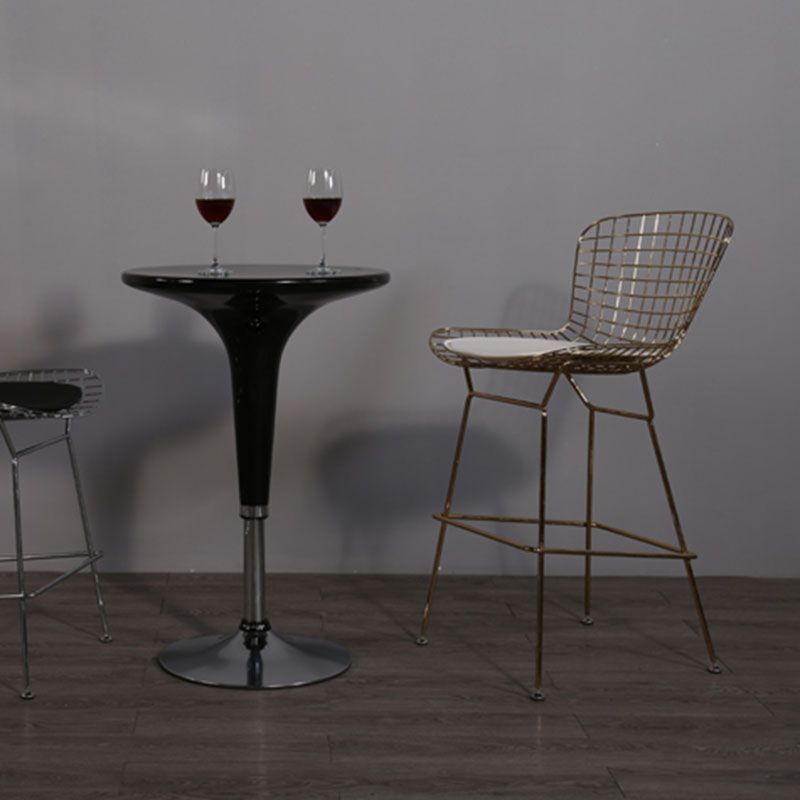 Zeitgenössische Metallbarpools Hall -Barhocker mit niedrigem Rücken und Fußstütze