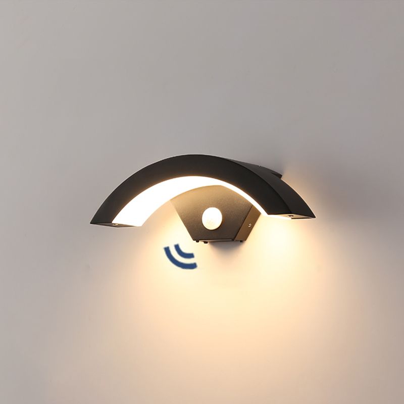 Geometric Shade Metal Wall Sconce Modern Style Single Light Wall Mounted Light in Black