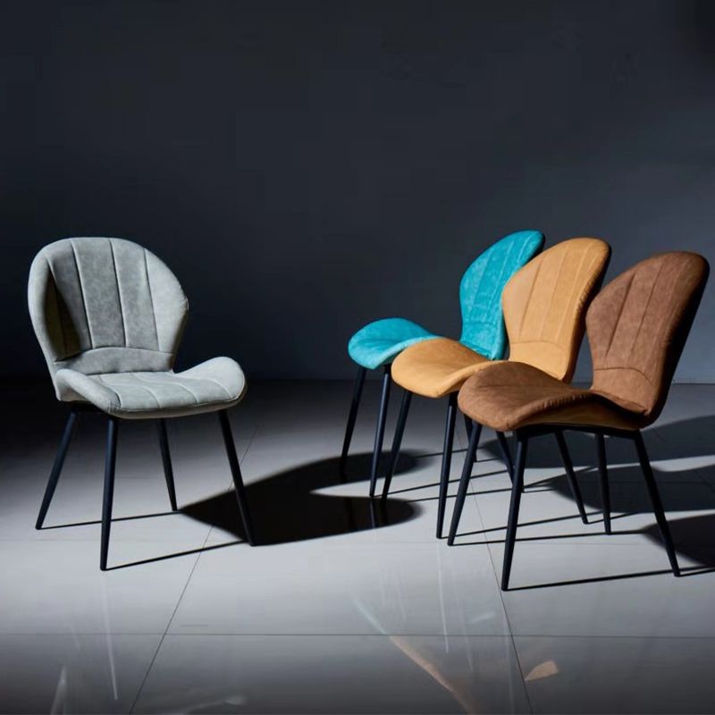Silla lateral casera tapizada escandinava Silla de comedor con respaldo lateral y acabado mate