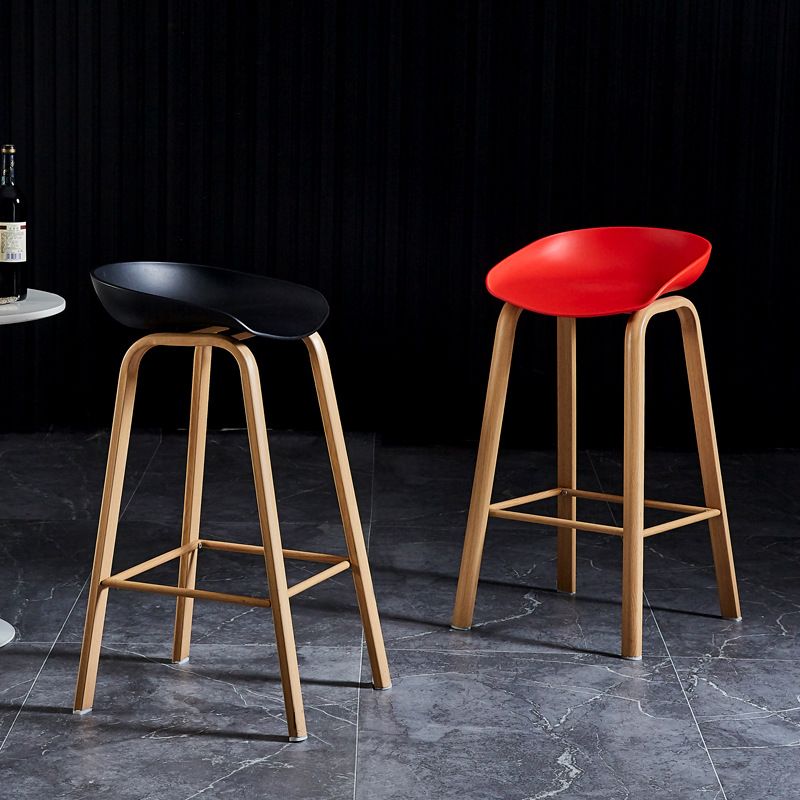 Taburete de bar estilo escandinavo con patas de metal y asiento de plástico (juego de 4)