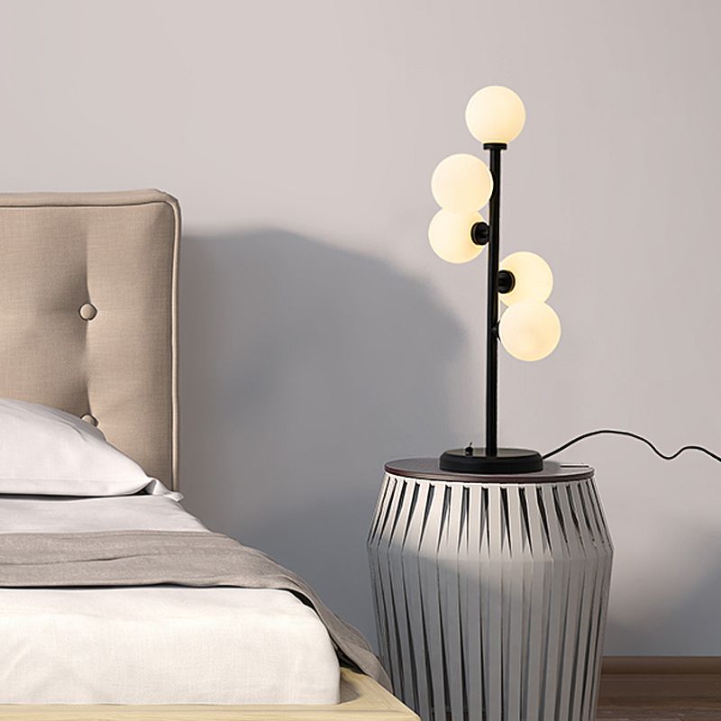 Lampada da comodino in metallo a sfera Illuminazione post-moderna in vetro crema 5 luci Lampada da comodino nera/oro per sala da pranzo