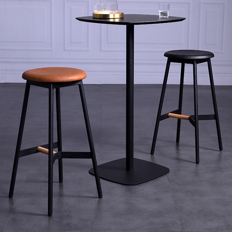 Taburetes de bar negros industriales sin respaldo de madera y metal con asiento redondo