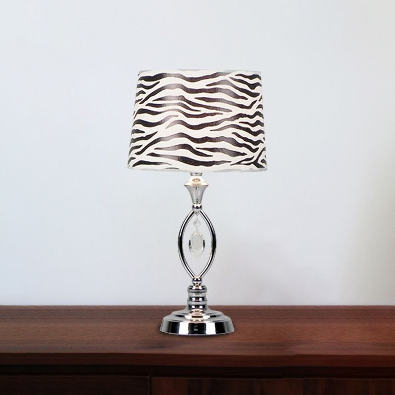 Lámpara de mesita de noche de tono de barril de tela Estilo moderno 1 cabeza blanca/rojo/negro y negro de escritorio con caída de cristal