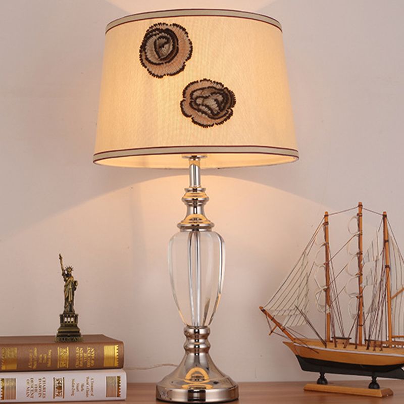 1 Hier-chambre de bureau Light moderne lampe de table de nuit beige moderne avec une teinte en tissu de baril