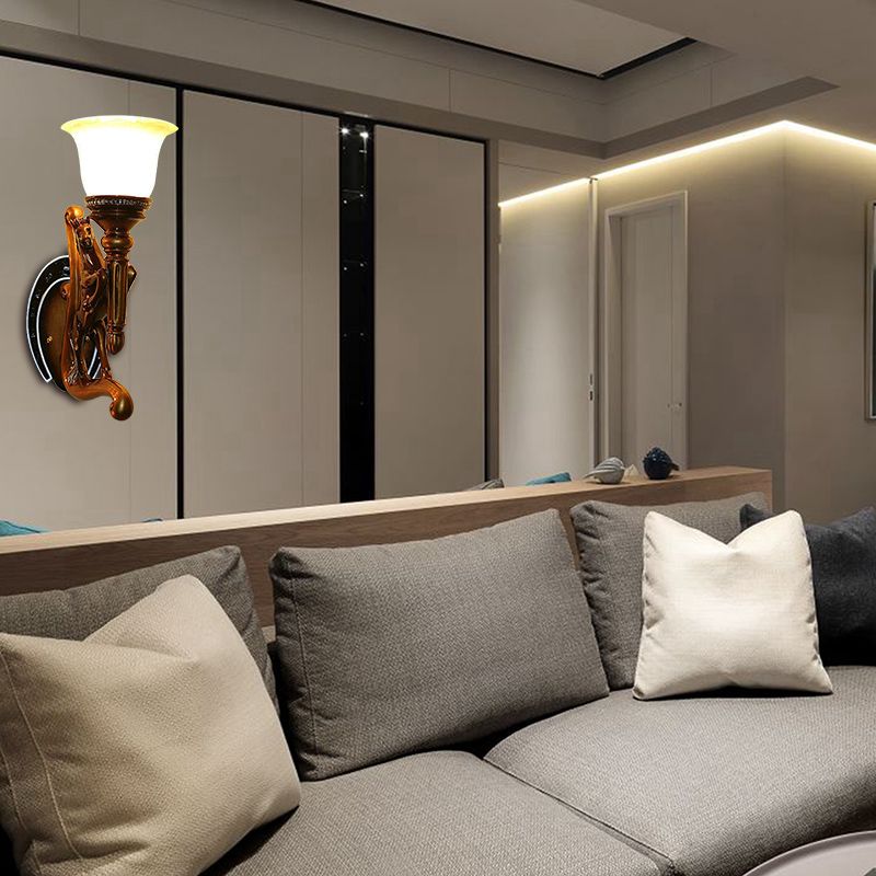 Resin brun appicat clair design de cheval 1 tête de style moderniste Mount mural mural avec une nuance de cloche en verre ambre