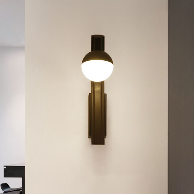 Moderniste Orb Gnonce Lighting Blanc Verre LED Moule mural d'escalier en café avec un bras en métal incliné