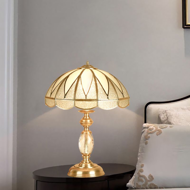 Goud 1 koptafel licht koloniaal beige en matglazen koepel 12 "/16" brede nachtkastje lamp voor het bed