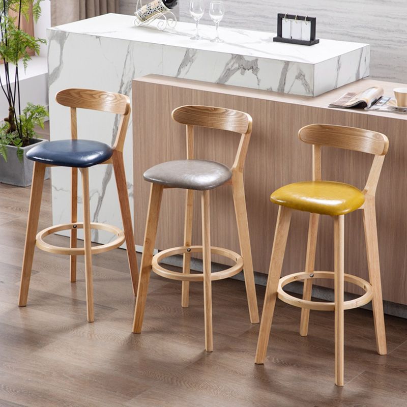 Moderner skandinavischer 27,95-Barhocker mit rundem Sitz und Holzsockel