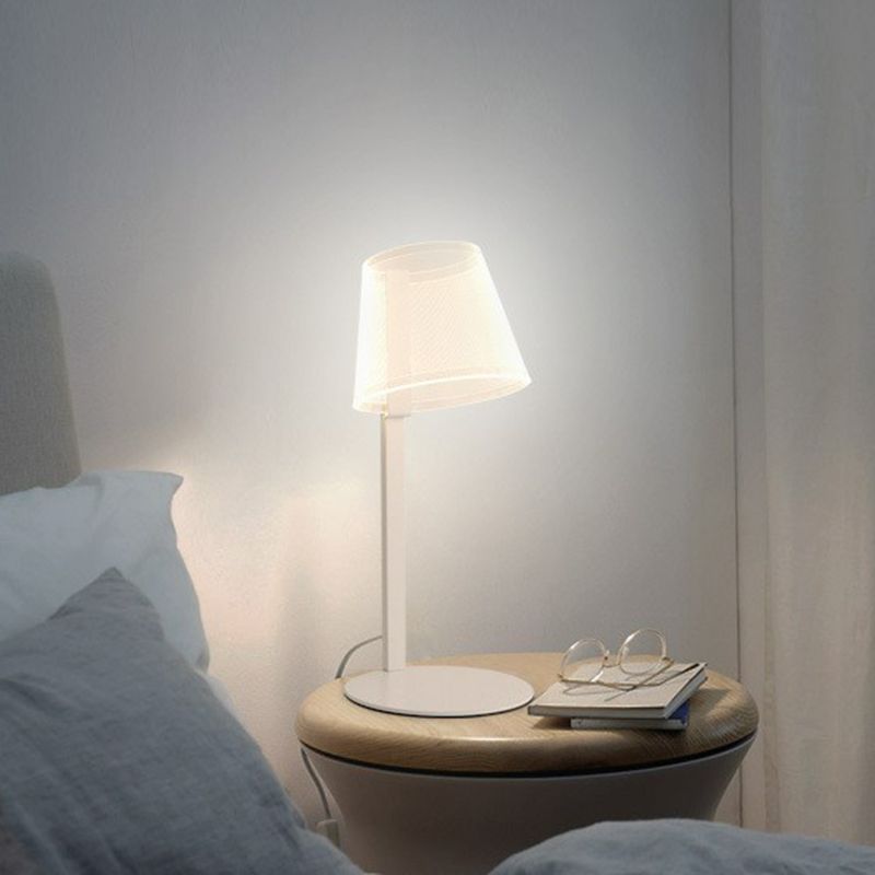 Lampada da tavolo con paralume affusolato Macaron acrilico per bambini camera da letto LED comodino idee di illuminazione