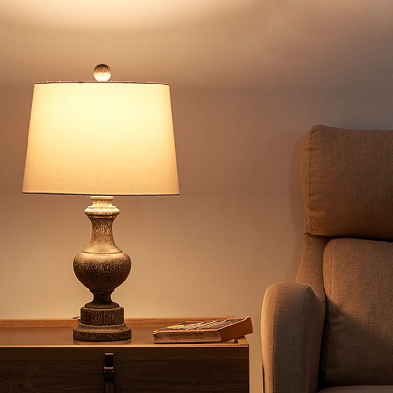 Weißer Fassschatten Nachttisch Lampe Antiquitätengewebe 1-Bulb-Nachttischlicht mit Urnenbasis