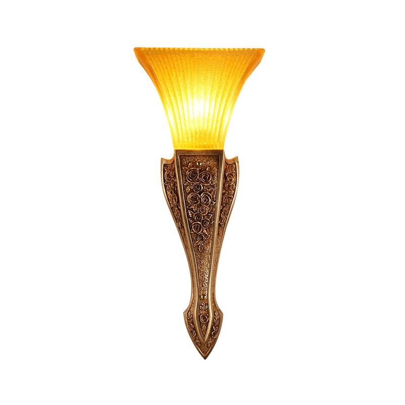 Vidrio amarillo Luz de pared acampanada Estilo moderno 1 Luz de la sala de estar de luz lámpara en oro, 9 "/12" de ancho