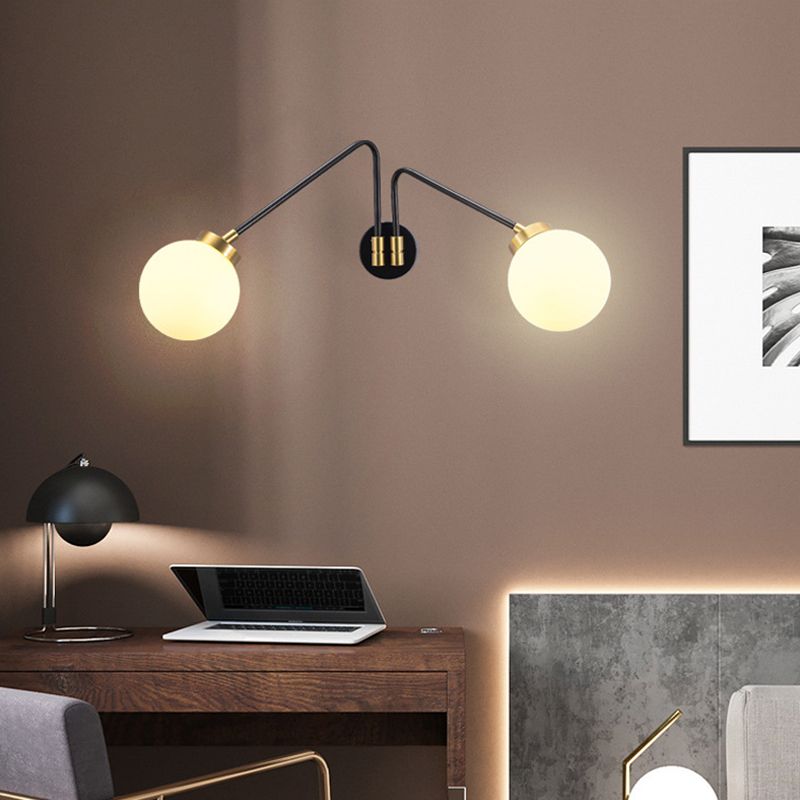 Braccio angolato al letto muro monte leggero a mano vetro di latte a mano 2 lampadine minimalismo idee di applique in nero