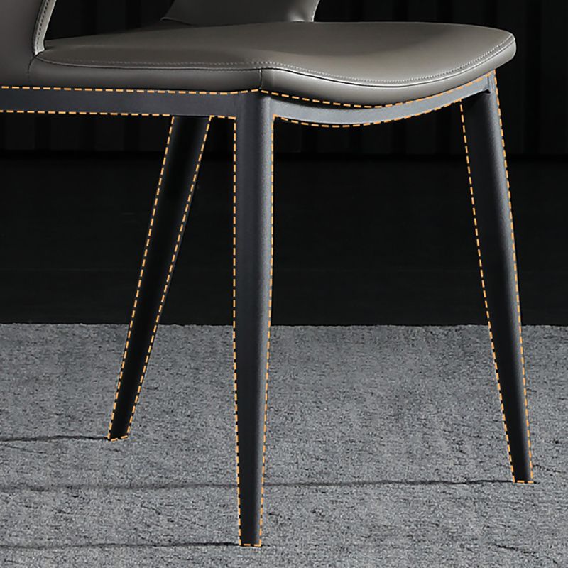 Silla de comedor contemporánea de cuero con respaldo abierto y patas negras