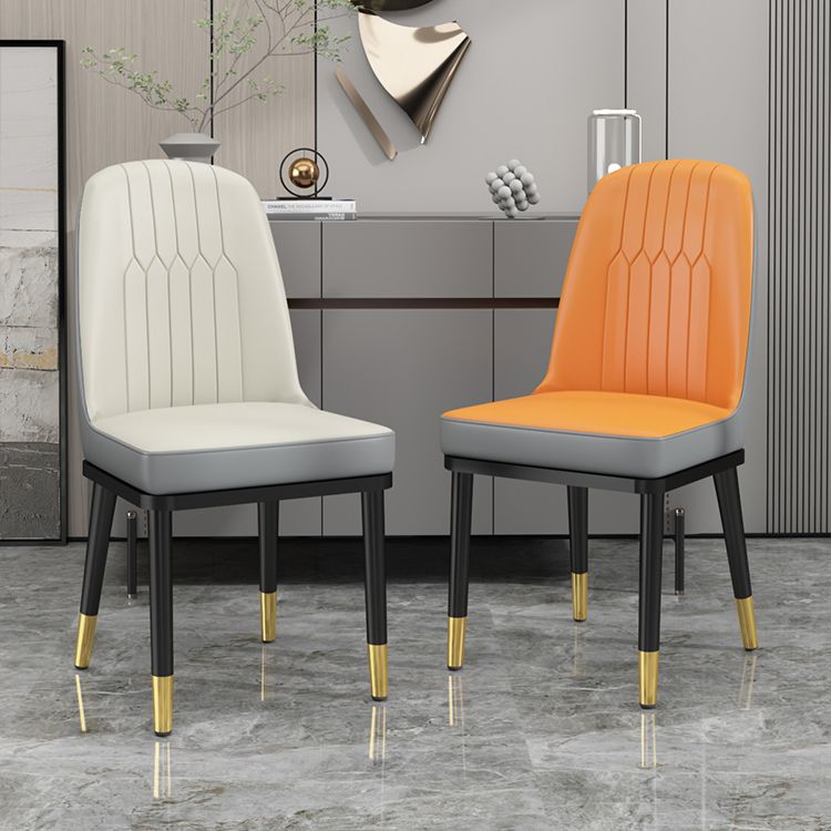 Chaises de salle à manger en métal de style scandinave.