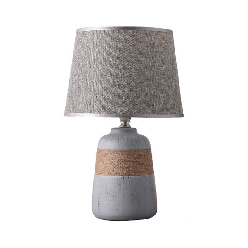 Flaxen/grijze 1-licht nachtkastje Lamp Traditionele stof Drum Desk Licht met trapezoid/ovaal/Globe keramische basis