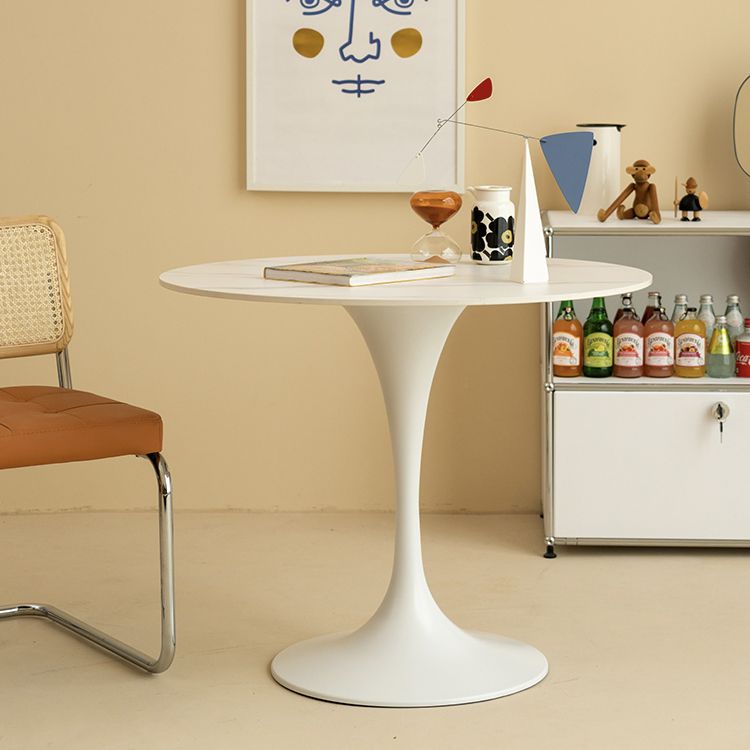 Eigentijdse eettafel van gesinterd steen met ronde vorm, keukeneettafel met tulponderstel