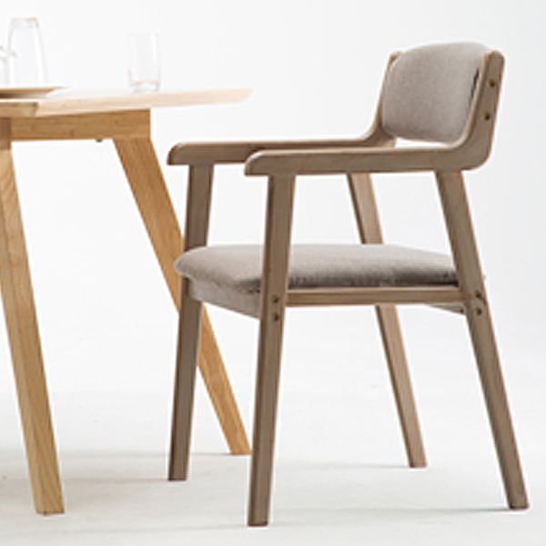 Silla de comedor tapizada de madera de caucho de granja con acabado mate abierto