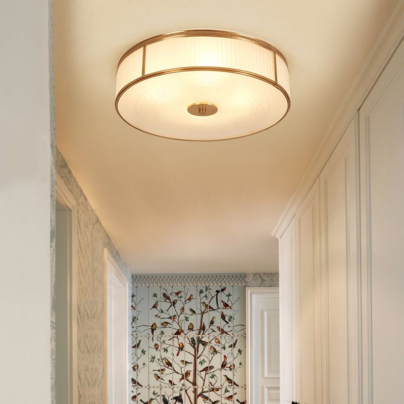 Plafonnier circulaire doré de style artistique colonial, plafonnier d'intérieur en cuivre avec abat-jour en verre