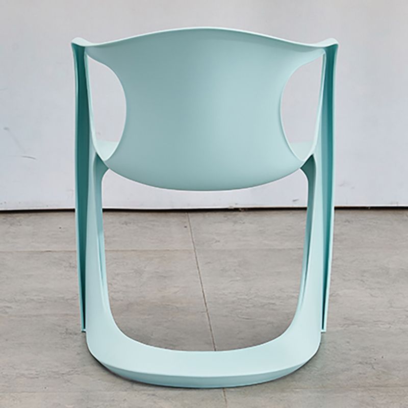 Scandinave Plastic Dining Dining Brack Chairs Solid Back Fairs pour la maison