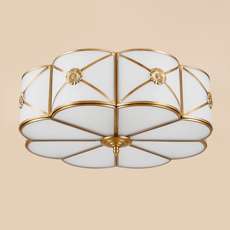 Inbouwlamp Traditionele inbouwlamp voor de slaapkamer met geschulpt glas in de schaduw van goud