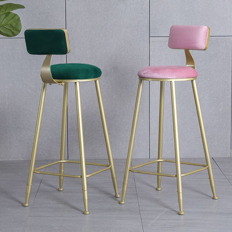 Tabouret de comptoir sans accoudoirs avec dossier Glam, tabouret de bar en fer pour salon de beauté avec coussin en daim