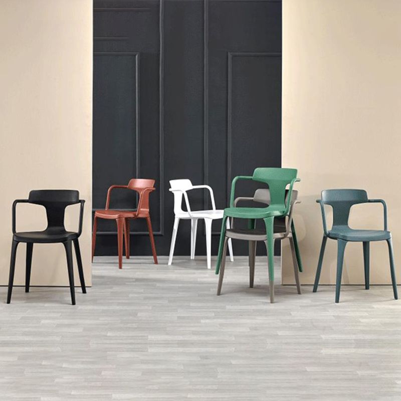 Chaise de bras à la maison contemporaine dos en plastique en plastique empilable chaise de salle à manger empilable