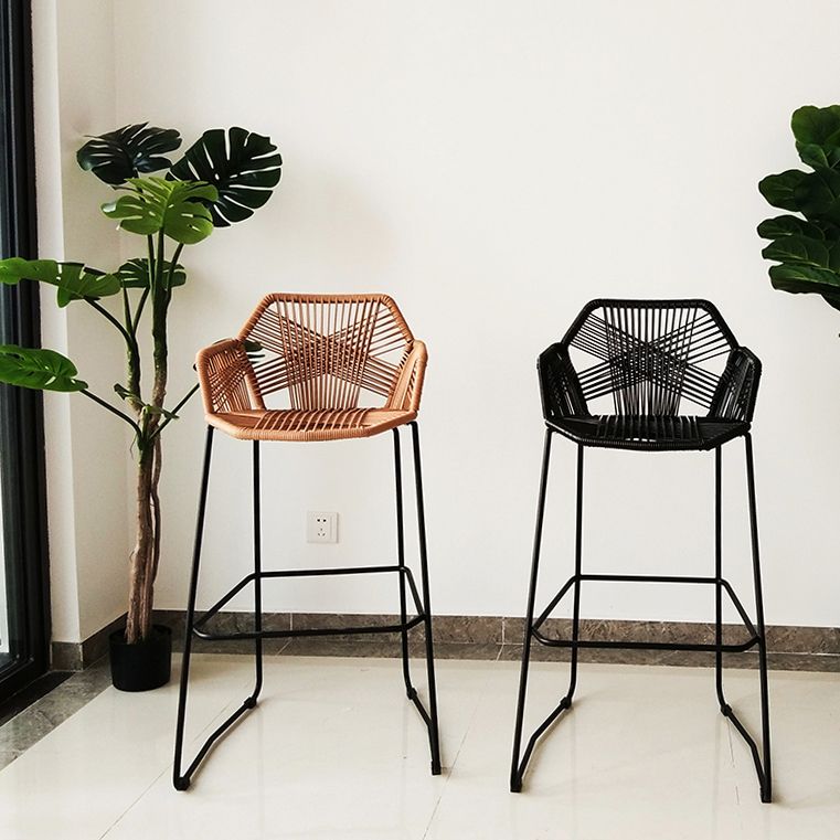 Moderne Armlehre Rückenlehne Theke Stuhl Iron Balcony Barhocker mit Rattansitz und Pedal