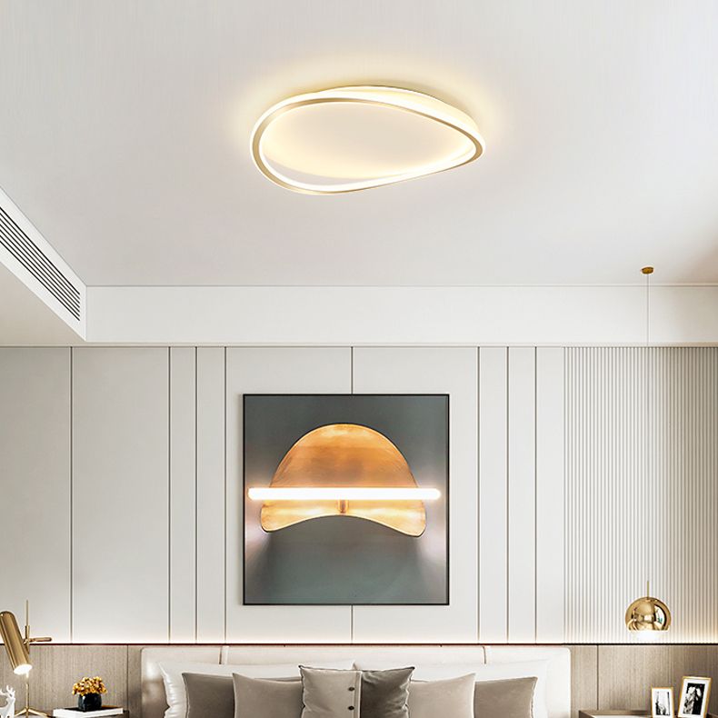 Plafonnier LED en acrylique doré, montage encastré linéaire en fer de simplicité moderne pour chambre à coucher