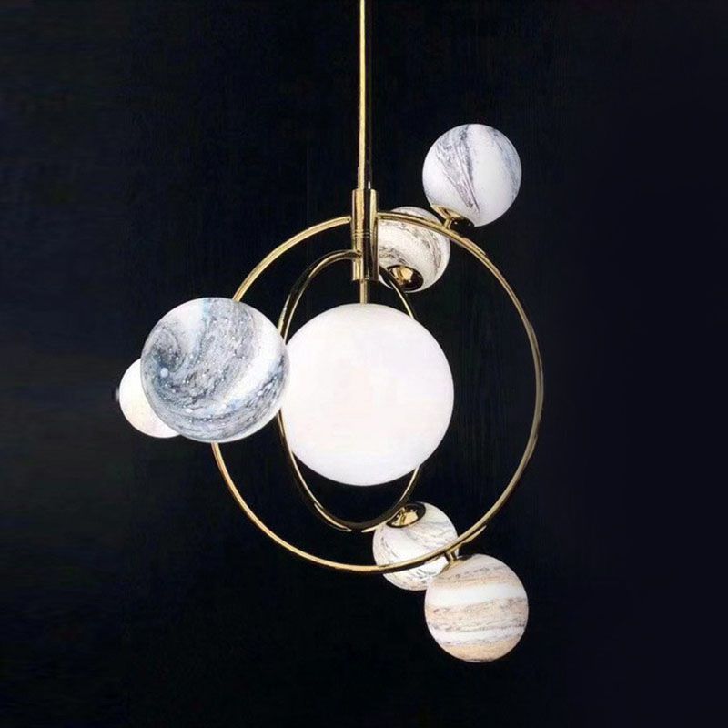 Postmodern Creative Chandelier Gold Orbital Planet Pendant Light con tonalità di vetro colorato