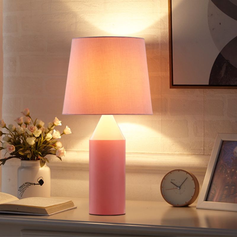 Moderne makkaronfarbene Schreibtisch Leuchtstift 1 Kopfstofftischlampe mit sich verjüngter Schatten für das Restaurant