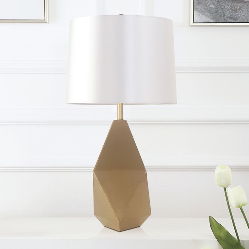 White Barrel Task Lampe Moderne 1 Kopfstoff Schreibtisch Licht mit goldener geometrischer Metallbasis