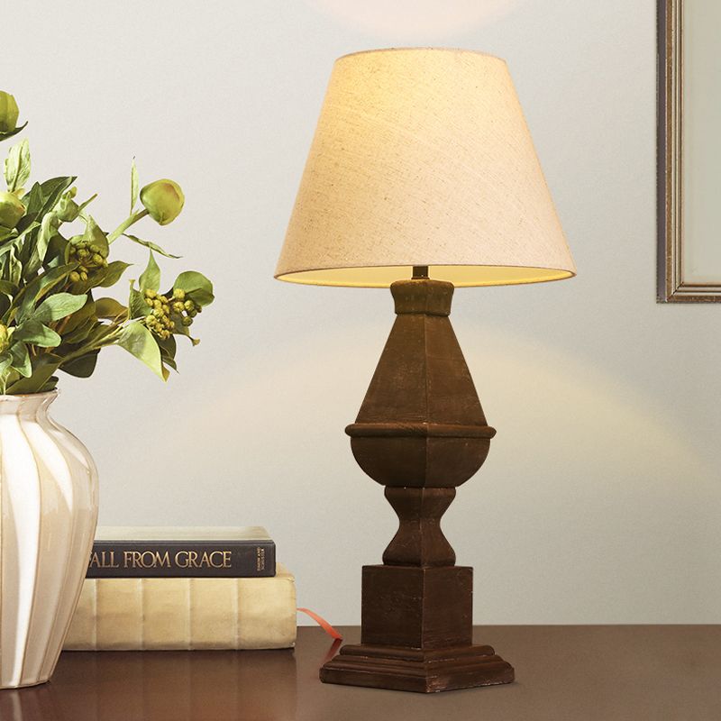 Brown cónica nocturna de tela de campo 1 bulbo lámpara de mesa de dormitorio con base de fuente de resina
