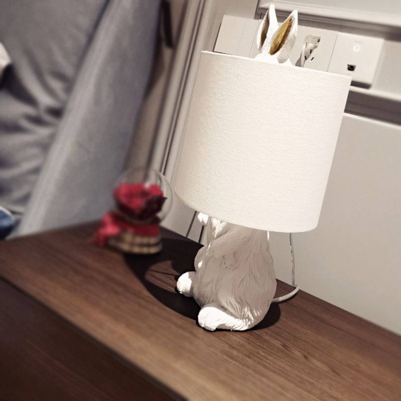 Tavolo a forma di coniglio in resina leggera stile da comodino a 1 lucciola lampada notturna in bianco
