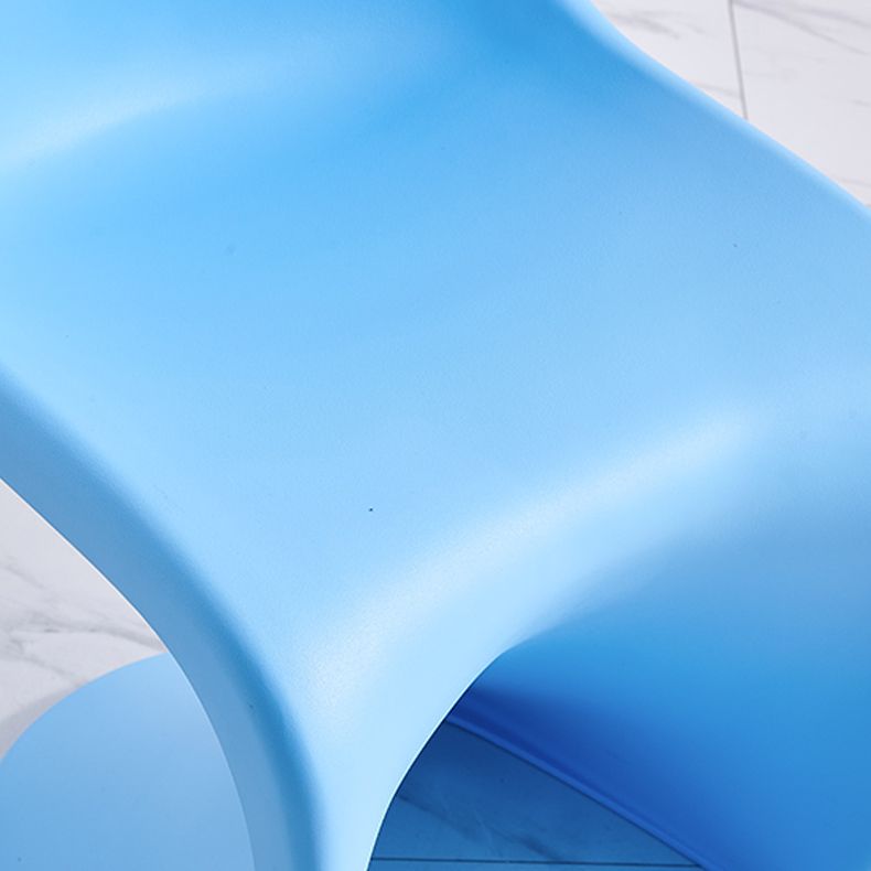 Sedie da pranzo senza bracciolo in plastica in plastica in stile scandinavo.