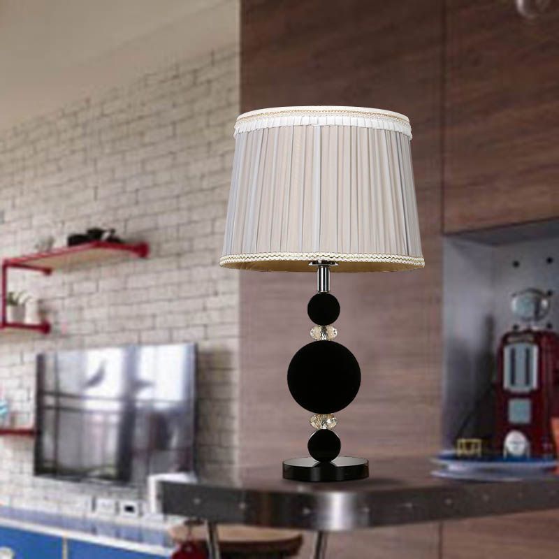Tamburo rurale ombre night luce 1 lampada da tavolo in tessuto leggero in crema grigio per camera da letto con dettagli in finto.
