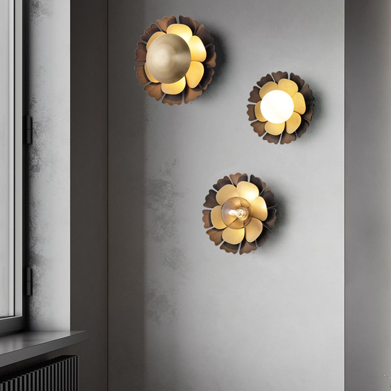 Postmodern Metal Wall Sconce Flower Shape Wall Light for Bedroom