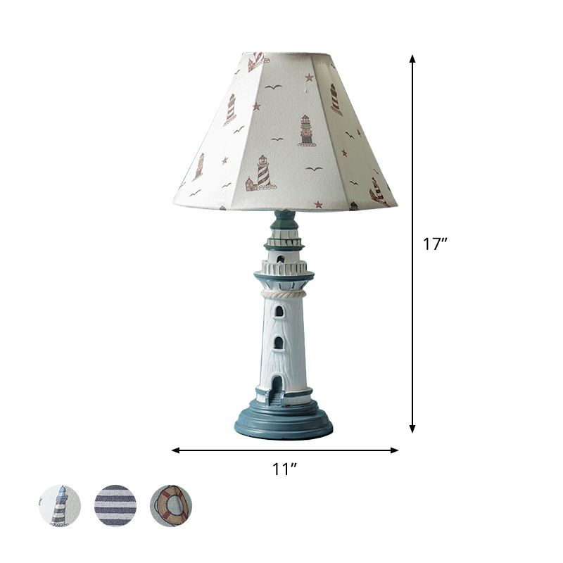 Lampada da tavolo per cameretta con luce notturna affusolata mediterranea in tessuto a 1 lampadina con motivo a torre/barca/striscia e base a faro